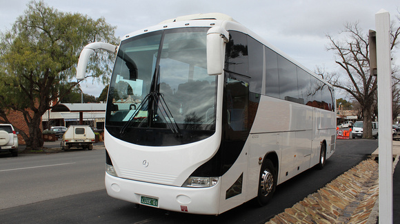 LUXE01 Mills-Tui Valere Mercedes Benz O500RF