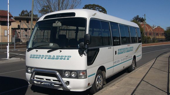 1318AO Arakawa - Toyota Coaster HZB50R